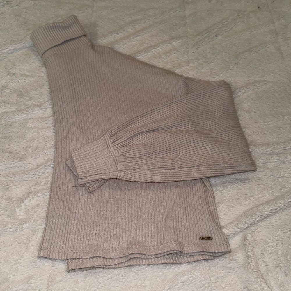 TAN/CREAM HOLLISTER BAGGY KNIT HIGH NECK SWEATER TYPE TOP 🌠🌠🌠